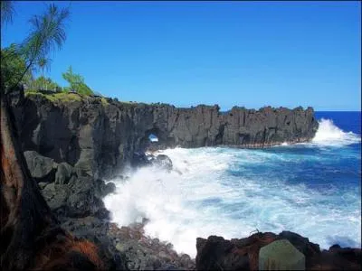 Quel est le nom de ce cap de l'le de La Runion, situ le long d'une cte dchiquete frappe par la houle et typique de la rgion appele Sud sauvage ?
