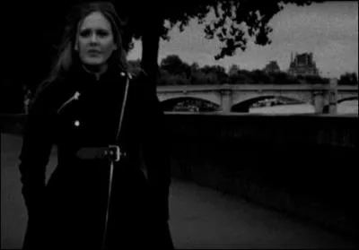Dans quel clip peut-on voir Adele marchant seule dans les rues de Paris, le visage attrist ?