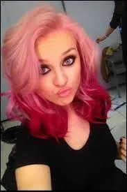 Dans quel clip Perrie a-t-elle les cheveux roses ?