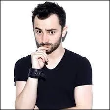 Qui est ce youtubeur, qui fait partie du trio 'Suricate' ?