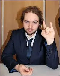 Qui est ce youtubeur appel sous son pseudonyme Linksthesun ?