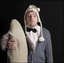 Qui est ce youtubeur qui a pour animal de compagnie un dauphin en peluche ?