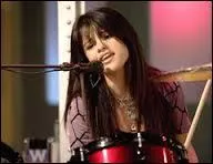 Avec qui chante et joue Alex ?