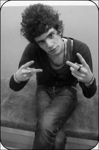 Comment s'appelle le garon avec qui la jeune fille est en couple au dpart ?