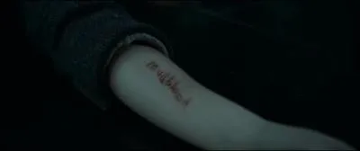 Pendant ce temps, Hermione Granger est torture par Bellatrix Lestrange. Sous l'effet du Sortilge Doloris, que marque Bellatrix Lestrange sur le bras de Hermione Granger, qui parvient tout de mme  mentir sous la torture en affirmant qu'elle et ses amis ne sont jamais rentrs dans l'endroit o tait cens se trouver l'objet sacr et que la relique sacre est en vrit une rplique ?