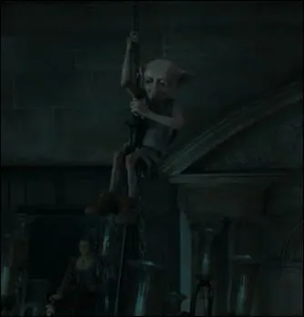 Au mme moment, Dobby, qui avait t quelque peu oubli par le personnel du manoir des Malefoy, intervient pour renverser la situation  l'avantage de Harry Potter et de ses amis. Dans quel morceau de bravoure l'elfe de maison se lance-t-il alors ?