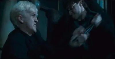 Dans la confusion, toute la famille Malefoy tente de se protger. Harry Potter lance une fronde sur Drago Malefoy et le dsarme en lui prenant sa baguette magique. Il vient de devenir sans le savoir le matre de la Baguette de Sureau. Quel sorcier fut le premier dtenteur de la Baguette de Sureau ?