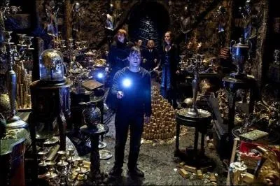 Compltement droute  la vue de cette relique sacre, Bellatrix Lestrange entre dans un tat second proche de l'hystrie. Conformment  ce que Severus Rogue tait cens faire, o aurait d se trouver l'objet sacr en question ?