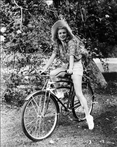  Six destins  pour un  Ange en tourne  et en  Uniformes et jupons courts .