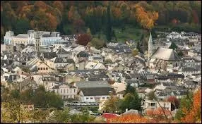 Voici une vue gnrale de la station thermale midi-pyrnenne de Bagnres-deBigorre. Elle se situe dans le dpartement ...