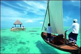 Pays constitu d'environ 1200 les, rchauffement climatique, islam plutt conservateur, capitale surpeuple.