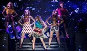 La troupe de Violetta chante en concert  Esto no puede terminar  et  Soy mi mejor momento .