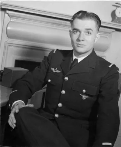 Selon une anecdote raconte par l'aviateur franais Pierre Clostermann, le commandant de ce dernier aurait reproch la mauvaise tenue de l'un de ses camarades qui lui aurait rpondu par la phrase suivante :   Mon Commandant, je suis un civil qui vient volontairement faire la guerre que les militaires ne veulent pas faire !  .  quoi cela fait-il rfrence ?