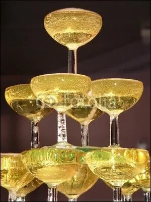 Si vous buvez du champagne, vous ferez sonner votre coupe contre celles de... ?