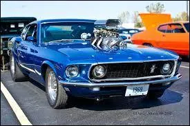 L'autre c'est une Ford Mustang...