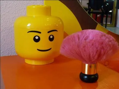 Toujours au Nebraska, les coiffeurs de certaines villes ne sont pas autoriss  certaines  activits . A votre avis, lesquelles ?