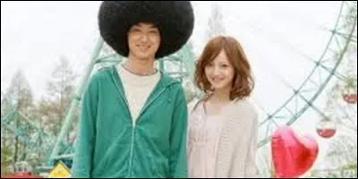 Dans "Afro Tanaka", Hiroshi Tanaka a toujours été victime de railleries, à cause de sa coiffure, jusqu'au jour où il rencontre Katô. Où a-t-il fait la connaissance de cette femme ?