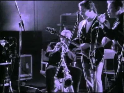 Prenez deux initiales, rajoutez un nombre, mlangez le tout avec le nom d'une capitale rasta, votre titre est prt  tre servi !