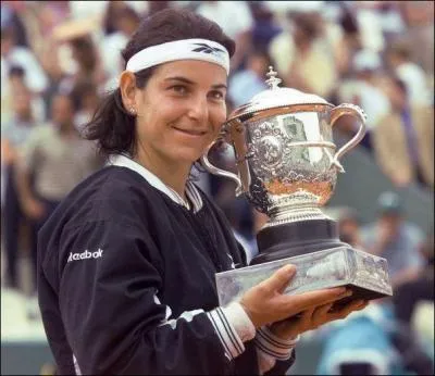 Comment s'appelle Mademoiselle  Sanchez , gagnante de plusieurs tournois du Grand Chelem ?