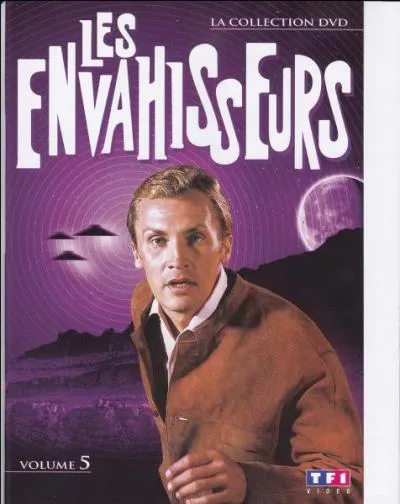 Dans  Les Envahisseurs , comment David Vincent peut-il distinguer les aliens des humains ?