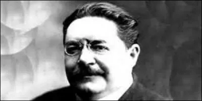 Personnage de roman policier cr par Gaston Leroux (1868-1927) dans son roman  Le Mystre de la chambre jaune , je deviens le hros de cet auteur dans d'autres de ces uvres. Jeune journaliste, intelligent et rationnel, je rsous avec logique des crimes, djoue d'autres ou sert d'espion pour la France pendant la 1re Guerre mondiale. Qui suis-je ?