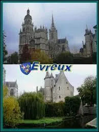 Voici une carte postale d'vreux. C'est une ville de Haute-Normandie, dans l'Eure, dont elle est la prfecture.