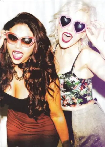 Jesy a dj eu les cheveux bleus.