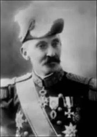 N  Charleroi en 1855, commandant de 1912  1914 la  place fortifie de Namur , contraint de me replier en aot 1914 sur Anvers, je participe  la bataille de l'Yser du 17 au 31 octobre 1914. M'associant  l'offensive gnral des allis le 8 novembre 1918, j'atteins la ville de Gand. Dirigeant les troupes belges en Rhnanie (Allemagne) jusqu' ma retraite en 1920, je dcde en 1931, je suis :