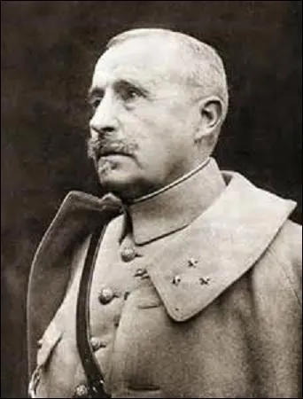N en 1856, gnral de division, je succde  Ptain le 19 avril 1916 dans la dfense de Verdun. Reprenant les forts de Douaumont et de Vaux, je deviens le 25 dcembre 1916 commandant en chef des armes. Surnomm le boucher par les soldats, je suis dchu de mon commandement suite  mes checs rpts et d'un dbut de mutinerie. Remplac par Ptain en mars 1917, je m'teins en 1924 :