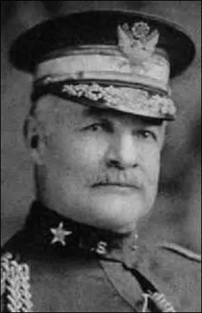 Gnral amricain, n le 21 mars 1857  Reading (Pennsylvanie), je commande pendant la Grande Guerre la 1er division d'infanterie puis le 1e corps d'Arme en 1917. Passant commandant en 1918 de la 1er arme amricaine, je prends part   l'offensive Meuse-Argonne . Je m'teins le 30 dcembre 1935  San Francisco, je me nomme :