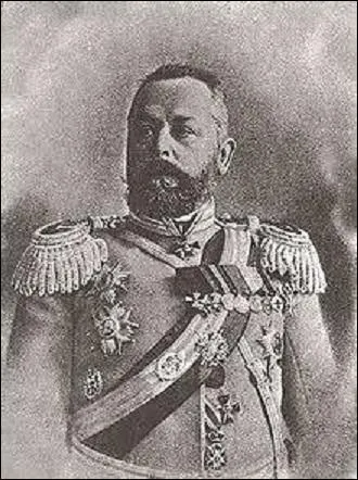 Gnral, officier d'tat-major russe, je nais le 2 novembre 1859. Commandant de la 2me arme pendant la grande guerre, je me suicide le 29 aot 1914, suite  la dfaite humiliante que mes troupes subissent  la bataille de Tannenberg. En 1916, ma compagne rapatrie mon corps et le fait inhumer dans le domaine familial. Qui suis-je ?
