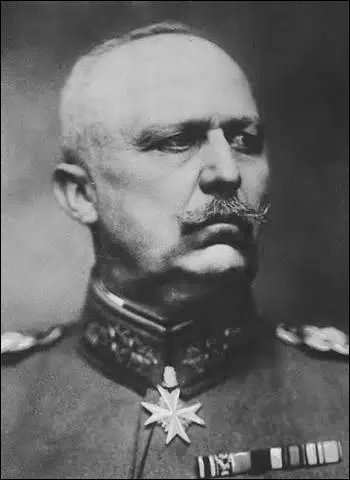 N en 1865, gnral prussien et politicien, je deviens de 1916  1918 gnral en chef des armes allemande. Victorieux de la bataille de Tannenberg (26 au 30 aot 1914) face aux troupes impriales russes, je fais l'apologie de la guerre totale en utilisant  outrance ma flotte sous-marine. Devenu aprs guerre homme politique, proche du mouvement national-socialiste, je meurs en Bavire en 1937 :