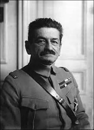 N  Sarrebourg (Moselle) en 1866, gnral franais, je commande de 1914  1915 la 5me division d'infanterie de Rouen. Reprenant le fort de Douamont le 22 mai 1916 avec peu de pertes car bien prpar, je participe par contre au dsastre de l'offensive de Nivelle au chemin des Dames en 1917. Disparu en 1925, je me nomme :