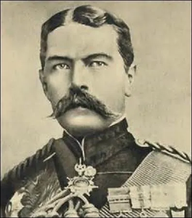 N en Irlande en 1850, marchal, je deviens en aot 1914 ministre de la Guerre. En peu de temps, je fais passer l'arme britannique de 150 000 hommes  1, 5 million de soldats. Responsable de l'chec de la  campagne de Gallipoli  (25 avril 1915 - 9 janvier 1916), me brouillant avec les politiques, je suis destitu de mon ministre. Je meurs dans un naufrage le 5 juin 1916 en heurtant une mine :