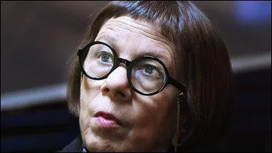 De quelle maladie est atteinte Linda Hunt, ce qui lui donne une taille plus petite que la normale ?