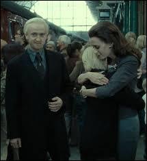 A la fin de  Harry Potter et les Reliques de la mort, partie 2 , comment s'appelle la femme qui accompagne Drago et son fils au Poudlard Express ?