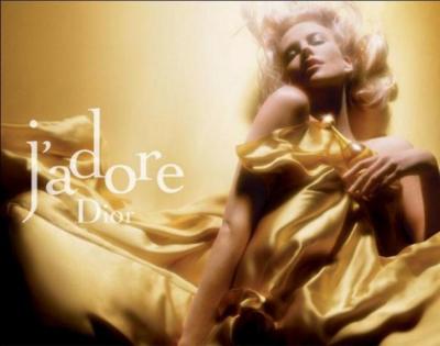 Charlize Thron fait la publicit pour un parfum magique dont le slogan est  Dior, j'adore . Sur quoi porte le jeu de mots ?
