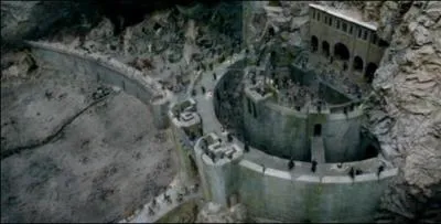 Quel est le nom de la forteresse du gouffre de Helm ?