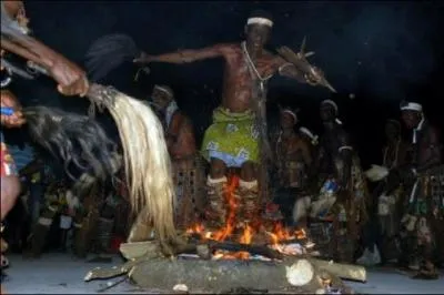 Dans quelle ville du Togo clbre-t-on la fte traditionnelle appele T'boll ? (La danse du feu) ?