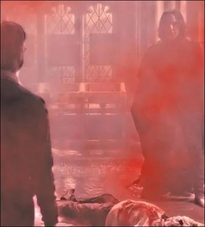 Dans le livre, les robinets fuient, l'atmosphre est lourde, dense, chaude, humide, Mimi crie  AU MEURTRE ! MEURTRE DANS LES TOILETTES ! AU MEURTRE ! , Rogue arrive, carte brutalement Harry, et...