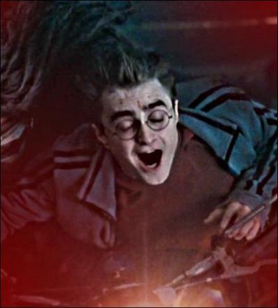 Comment Harry fait-il pour se couper, au début du septième tome ?