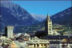 Nous partons  la dcouverte de la ville d'Embrun. Surnomme la  Nice des Alpes , cette ville pacaenne se situe dans le dpartement n ...