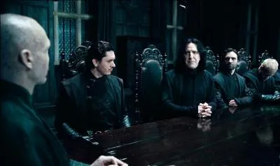 Alors que la runion entre Lord Voldemort et ses disciples vient de commencer, quels sont les deux Mangemorts qui sont manifestement en dsaccord sur la date d'extraction de Harry Potter depuis le domicile des Dursleys ?