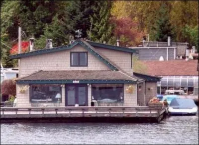 Cette jolie maison a connu, entre autres, la rception d'normes sacs de courriers... Nous sommes dans la maison de... ?