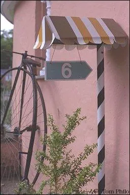 Sur cette photographie, deux indices vous conduisent  l'habitant(e) de cette maisonnette... qui est celle de ?