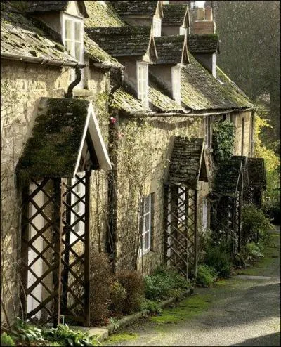 Cette dlicieuse maison est situe dans un petit village o tout ou presque se passe... A votre avis, qui vit ici ?