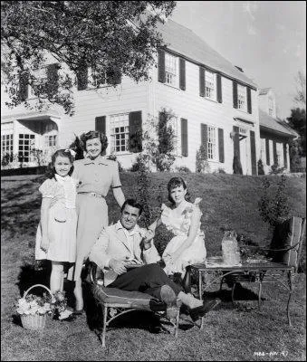 C'est sans doute la plus charmante maison occupant le centre d'un film qui soit, celle que construit dans le Connecticut pour chapper  New-York, la famille... ?