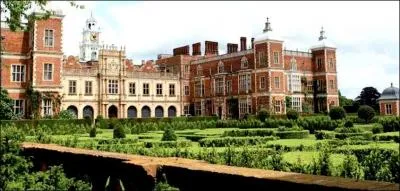 La photo prsente un somptueux manoir, appartenant  une famille richissime. L'hritir(e) est amateur(rice) d'antiquits et trs dou(e) pour le sport de combat et de voltige. . Nous sommes ici chez les... ?