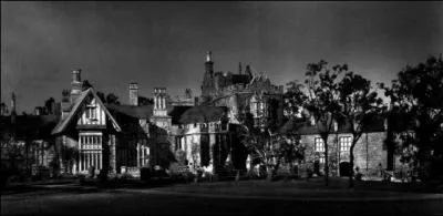 Cette autre somptueuse demeure anglaise, vritable hrone du film, est celle quitte durant un temps par son propritaire, en raison de certains souvenirs... Qui nous accueillerait si nous y allions ?