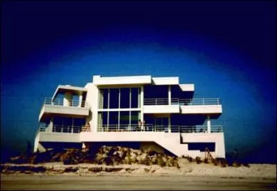 Cette trs belle maison ultra-moderne est celle qui abrite un couple, dont l'pouse va apprendre  nager en cachette afin de fuir au loin. Nous sommes chez... ?